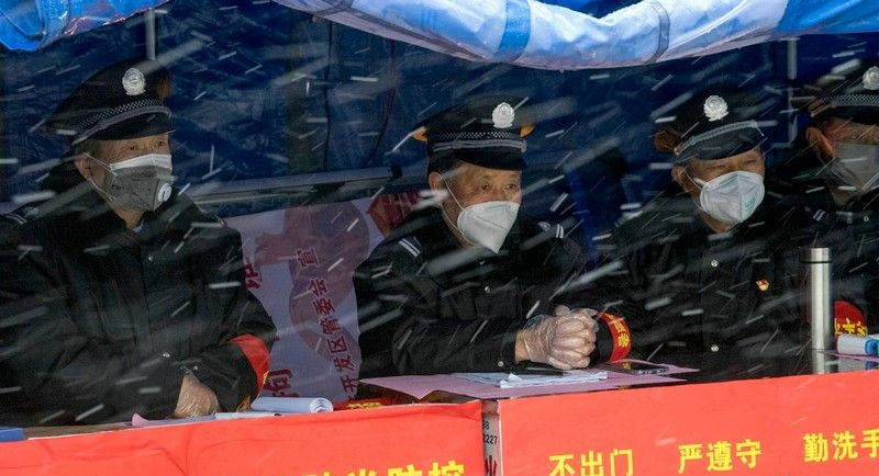 保安大叔，雪中門神.jpg